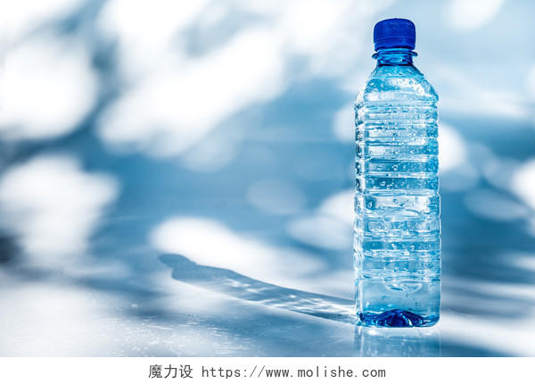 瓶水在蓝色背景